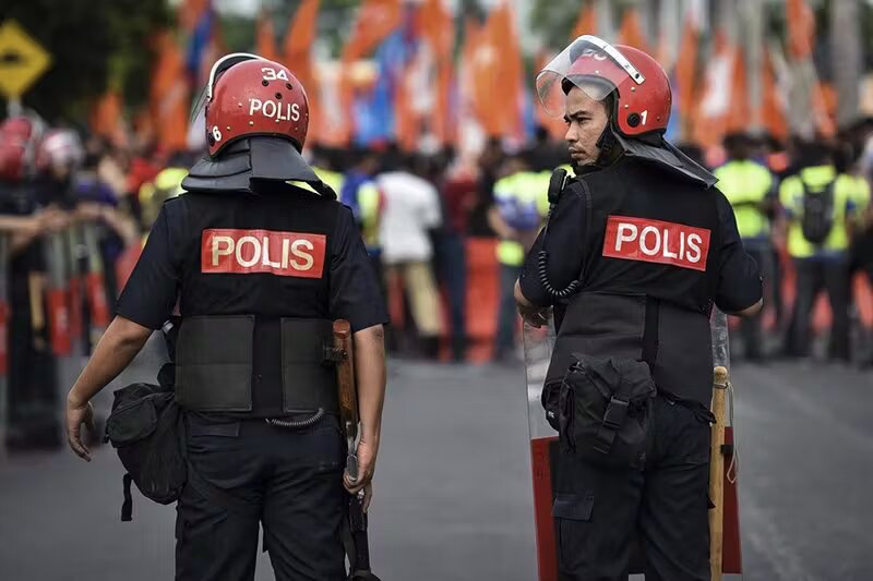 Police Raid Hundreds of Vape Shops in Malaysia: Seizure of E-Liquid Sends Through Vaping